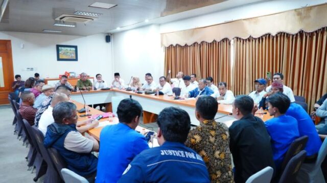 Komisi III DPRD Kabupaten Bekasi menggelar rapat dengar pendapat dengan warga terdampak banjir di Perumahan Puri Nirwana Residence (PNR) dan warga sekitar Cikarang International City (Cinity), pihak pengembang serta perangkat daerah terkait di Gedung DPRD Kabupaten Bekasi, Rabu (11/02).