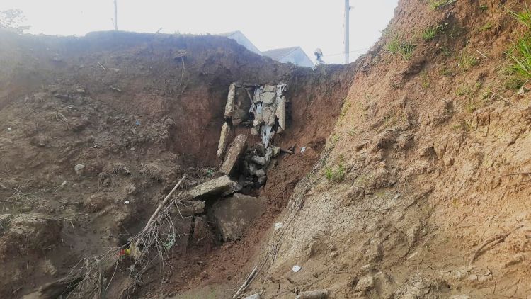 Warga Perumahan Grand Cikarang Village (GCV) yang terletak di Desa Jayasampurna, Kecamatan Serang Baru, Kabupaten Bekasi dihantui kecemasan akibat ancaman banjir dari luapan Kali Cikarang. Salah satu titik tanggul yang sebelumnya dibangun oleh pihak pengembang untuk mengatasi banjir kini telah ambrol.