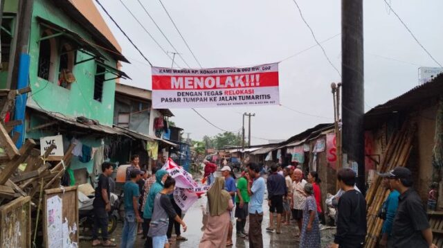 Rencana Pemerintah Kabupaten Bekasi untuk pasar tumpah dari Jalan RE Martadinata di Simpang Sentra Grosir Cikarang (SGC) ke Jalan Tumaritis, Desa Cikarang Kota, Kecamatan Cikarang Utara, menuai penolakan keras dari warga setempat. Warga khawatir relokasi ini akan memperburuk kondisi lingkungan, terutama terkait banjir, bau tak sedap, dan terganggunya akses jalan.