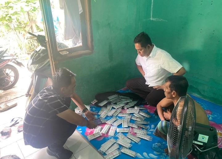 Sebuah kontrakan petakan di wilayah Desa Pasir Gombong, Kecamatan Cikarang Utara, Kabupaten Bekasi, digerebek oleh Satuan Reserse Narkoba Polres Metro Bekasi pada Selasa (24/02). Kontrakan tersebut diduga menjadi lokasi penyimpanan dan peredaran obat keras ilegal jenis tramadol.