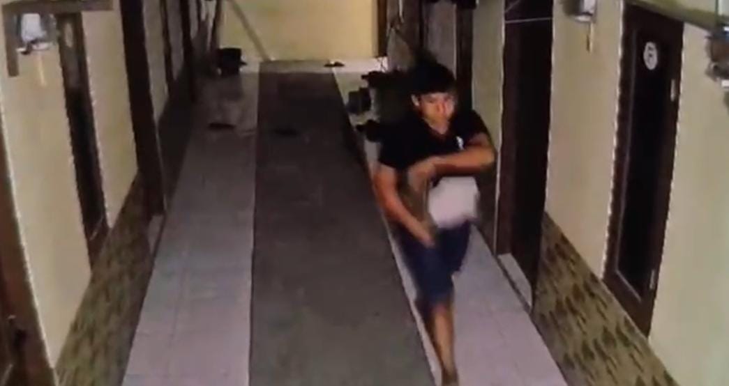 Screenshoot rekaman CCTV: Diduga pelaku membawa kabur barang berharga dari kontrakan milik korban di wilayah Desa Sukamahi, Kecamatan Cikarang Pusat, Kabupaten Bekasi