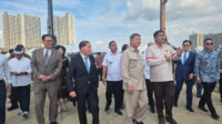 IMG_20260308_200837 CEO Lippo Group, James Riady, saat meninjau lokasi pembangunan di wilayah Desa Cibatu, Kecamatan Cikarang Selatan, Kabupaten Bekasi bersama sejumlah pejabat pemerintah dan pihak terkait, Minggu (08/03).