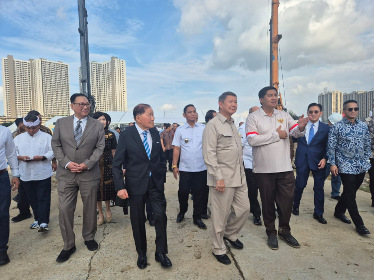 CEO Lippo Group, James Riady, saat meninjau lokasi pembangunan di wilayah Desa Cibatu, Kecamatan Cikarang Selatan, Kabupaten Bekasi bersama sejumlah pejabat pemerintah dan pihak terkait, Minggu (08/03).