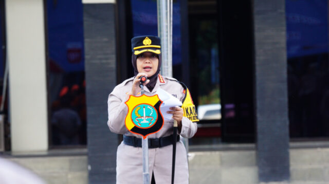 Kapolres Metro Bekasi, Kombes Sumarni saat memimpin Apel Pasukan Operasi Ketupat Jaya 2026 di Lapangan Promoter Polres Metro Bekasi pada Kamis (12/03) sore