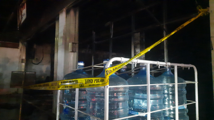 Kebakaran hebat melanda sebuah toko ritel Indomaret yang terletak di depan gerbang Perumahan Green Permata Residence, Desa Jayasampurna, Kecamatan Serang Baru, Kabupaten Bekasi pada Sabtu (14/03) sekitar pukul 17.50 WIB.