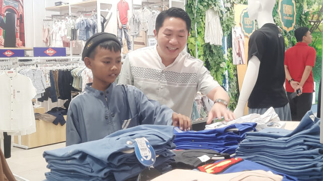 Store Manager Matahari Aeon Mall Deltamas, Sofian saat mendampingi langsung salah satu penerima manfaat program berbagi baju lebaran untuk anak yatim, Minggu (15/03).