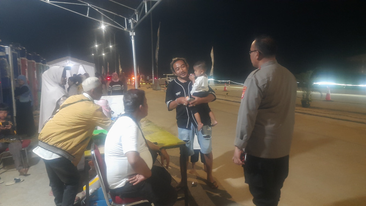 Kapolsek Serang Baru, AKP Hotma Sitompul saat memberikan himbau Kamtibmas kepada masyarakat di rest area sementara (parking bay) KM18 Tol Jakarta-Cikampek (Japek) Selatan yang berlokasi di Desa Sukasari, Kecamatan Serang Baru, Kabupaten Bekasi, Selasa (24/03) malam.
