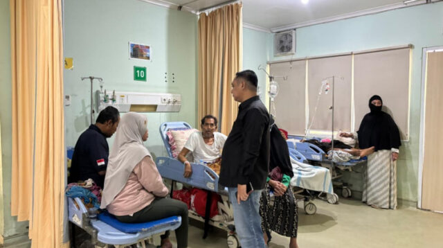 Pelaksana Tugas (Plt) Bupati Bekasi, Asep Surya Atmaja saat berdialog dengan keluarga pasien di RSUD Kabupaten Bekasi, Rabu (25/03).