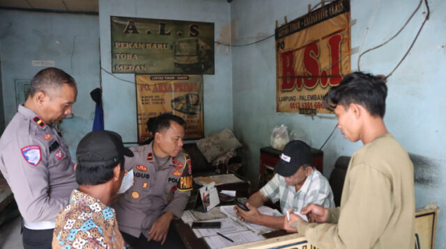 Kedua korban penipuan lowongan kerja, Wahyu dan Sapri diberangkatkan menggunakan bus Antar Lintas Sumatera (ALS) menuju Sumatera Utara dengan pengawasan petugas kepolisian, guna memastikan perjalanan berjalan aman dan lancar.