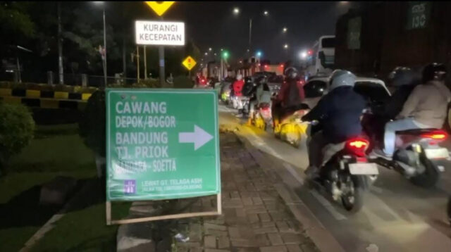 Kepadatan arus lalu lintas di Jalur Pantura Kabupaten Bekasi tepatnya di Pertigaan GT Telaga Asih – Jalan Teuku Umar, Cibitung.