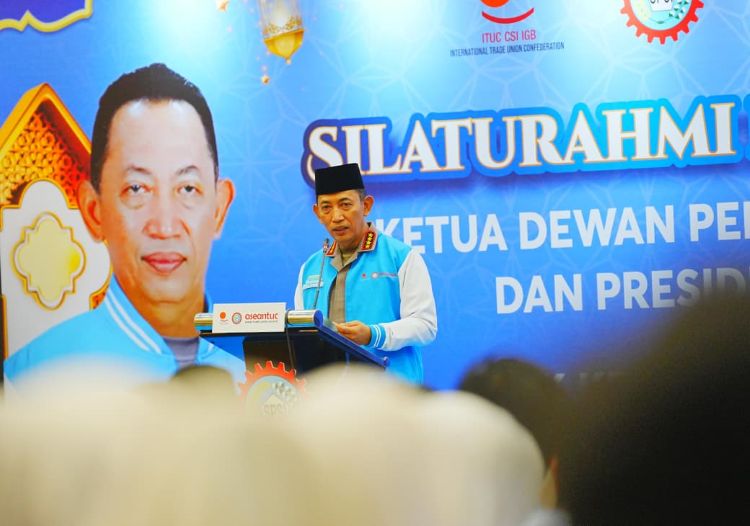 Kapolri Jenderal Listyo Sigit Prabowo saat menghadiri acara silaturahmi Ramadan bersama pengurus dan anggota Konfederasi Serikat Pekerja Seluruh Indonesia (KSPSI) Jawa Barat di kawasan industri MM2100, Cikarang Barat, Kabupaten Bekasi, pada Jumat (06/03).