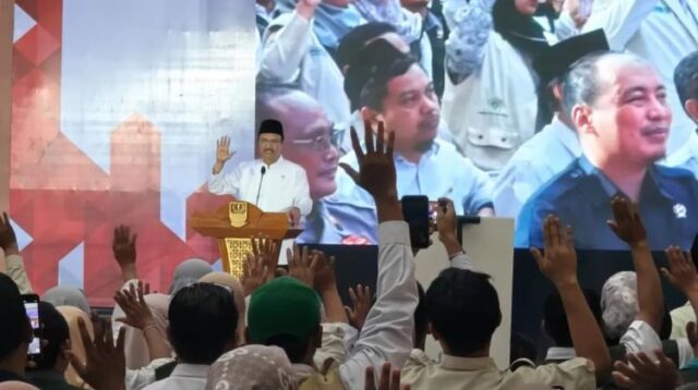 Menteri Sosial Saifullah Yusuf menegaskan akan memberikan sanksi tegas terhadap oknum petugas pendamping yang terbukti melakukan pelanggaran, seperti menahan Kartu Keluarga Sejahtera (KKS) milik penerima bantuan sosial (bansos).