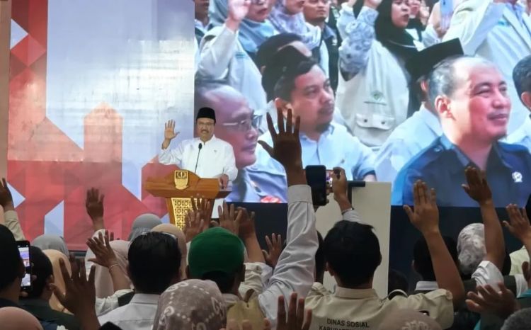 Menteri Sosial Saifullah Yusuf menegaskan akan memberikan sanksi tegas terhadap oknum petugas pendamping yang terbukti melakukan pelanggaran, seperti menahan Kartu Keluarga Sejahtera (KKS) milik penerima bantuan sosial (bansos).