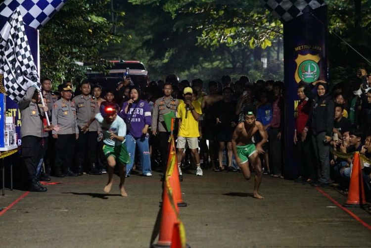 Kepolisian Resor Metro Bekasi menggelar lomba lari malam bertajuk Night Run Cikarang Presisi, Sabtu (07/03) malam. Kegiatan ini berlangsung di kawasan Stadion Wibawa Mukti, Cikarang Timur, pada Sabtu (07/03) malam dan berhasil menarik ratusan peserta dari berbagai wilayah di Kabupaten Bekasi.  