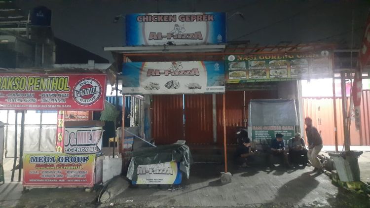 Polisi menangkap terduga pelaku pembunuhan yang menyembunyikan korbannya di dalam alat pembeku makanan atau freezer di kios ayam geprek yang terletak di perumahan Megaregency, Desa Sukaragam, Kecamatan Serang Baru, Kabupaten Bekasi.