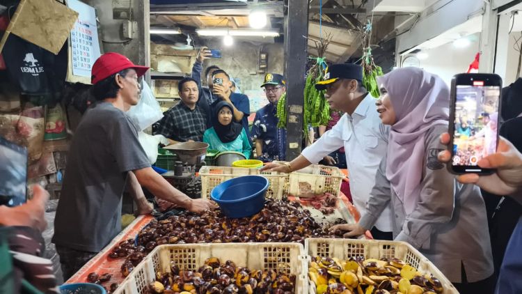 Pelaksana Tugas (Plt) Bupati Bekasi, Asep Surya Atmaja, saat melakukan pengecekan harga dan ketersediaan sembako di Pasar Tambun pada Kamis (05/03).
