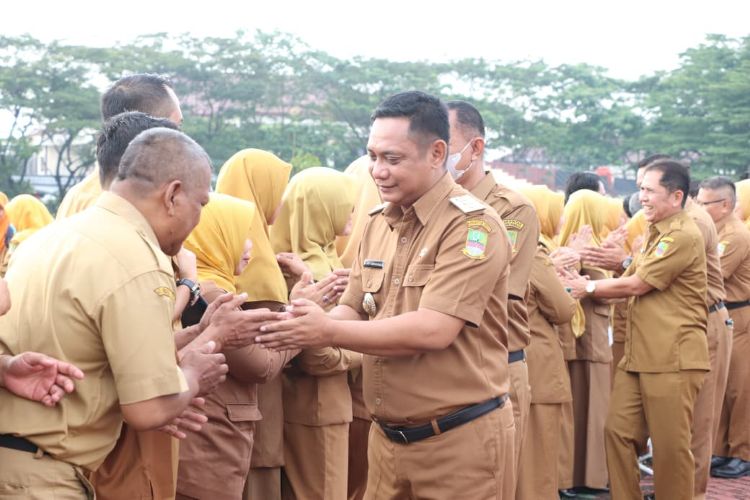 Pemerintah Kabupaten Bekasi memutuskan untuk menggelar acara Halal Bihalal 1447 Hijriah tanpa penyediaan makanan dan minuman (mamin). Kebijakan ini diambil sebagai langkah efisiensi anggaran di tengah tekanan ekonomi global yang dinilai semakin menantang.
