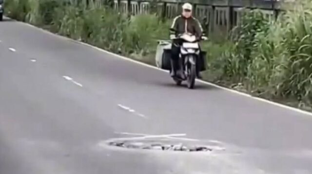 Kondisi lubang di Jalan Inspeksi Kalimalang, Sukadanau, Cikarang Barat, Kabupaten Bekasi.