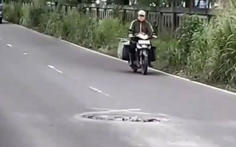 Kondisi lubang di Jalan Inspeksi Kalimalang, Sukadanau, Cikarang Barat, Kabupaten Bekasi.