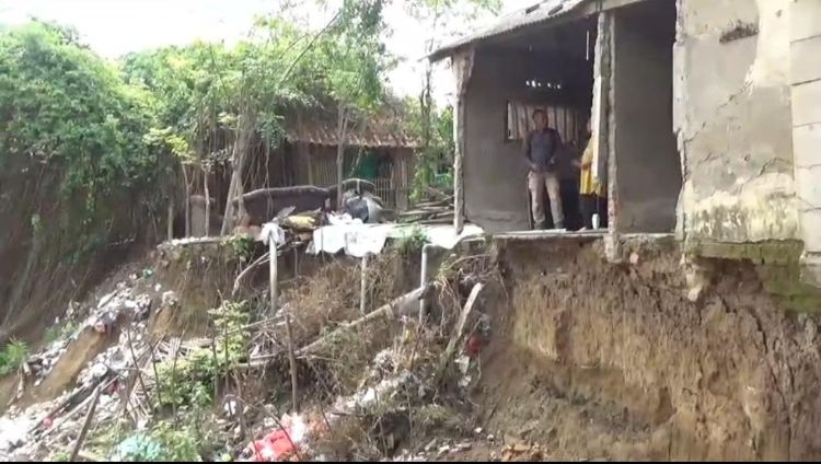 Sejumlah rumah warga di bantaran Kali Cikarang, tepatnya di Kampung Kaum RT 01 RW 05, Desa Kalijaya, Kecamatan Cikarang Barat, Kabupaten Bekasi mengalami kerusakan akibat bencana tanah longsor.