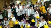 Dewan Pimpinan Cabang (DPC) Organisasi Masyarakat (Ormas) Musyawarah Kekeluargaan Gotong Royong (MKGR) Kabupaten Bekasi menggelar kegiatan santunan anak yatim piatu yang dirangkai dengan buka puasa bersama. Acara tersebut berlangsung di Kampung Pulo Kapuk, Desa Mekarmukti, Kecamatan Cikarang Utara, pada Jumat (06/03).