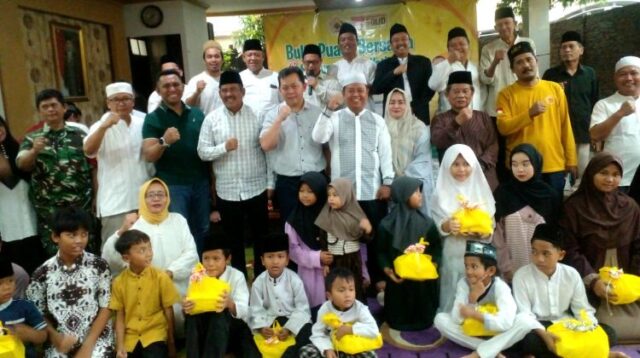 Dewan Pimpinan Cabang (DPC) Organisasi Masyarakat (Ormas) Musyawarah Kekeluargaan Gotong Royong (MKGR) Kabupaten Bekasi menggelar kegiatan santunan anak yatim piatu yang dirangkai dengan buka puasa bersama. Acara tersebut berlangsung di Kampung Pulo Kapuk, Desa Mekarmukti, Kecamatan Cikarang Utara, pada Jumat (06/03).