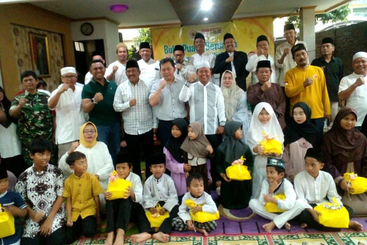 Dewan Pimpinan Cabang (DPC) Organisasi Masyarakat (Ormas) Musyawarah Kekeluargaan Gotong Royong (MKGR) Kabupaten Bekasi menggelar kegiatan santunan anak yatim piatu yang dirangkai dengan buka puasa bersama. Acara tersebut berlangsung di Kampung Pulo Kapuk, Desa Mekarmukti, Kecamatan Cikarang Utara, pada Jumat (06/03).