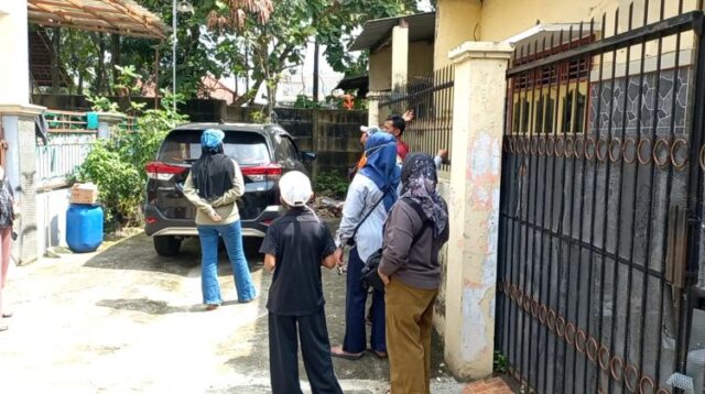 Seorang balita berusia 2 tahun mengalami luka serius akibat diserang oleh seekor monyet liar di Perumahan Bali Indah, Desa Setiamulya, Kecamatan Tarumajaya, Kabupaten Bekasi. Insiden ini terjadi pada Selasa (10/03) kemarin.