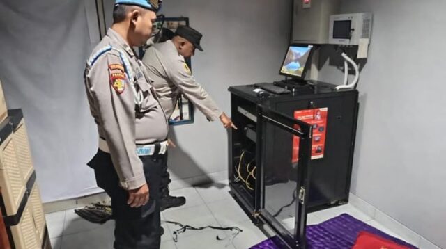 Usai menerima laporan, pihak kepolisian langsung bergerak cepat dengan mendatangi lokasi dan melakukan olah tempat kejadian perkara (TKP). Polisi juga telah mengumpulkan sejumlah barang bukti dan memeriksa rekaman kamera pengawas (CCTV) di sekitar lokasi untuk mengidentifikasi para pelaku.