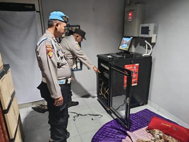 Usai menerima laporan, pihak kepolisian langsung bergerak cepat dengan mendatangi lokasi dan melakukan olah tempat kejadian perkara (TKP). Polisi juga telah mengumpulkan sejumlah barang bukti dan memeriksa rekaman kamera pengawas (CCTV) di sekitar lokasi untuk mengidentifikasi para pelaku.