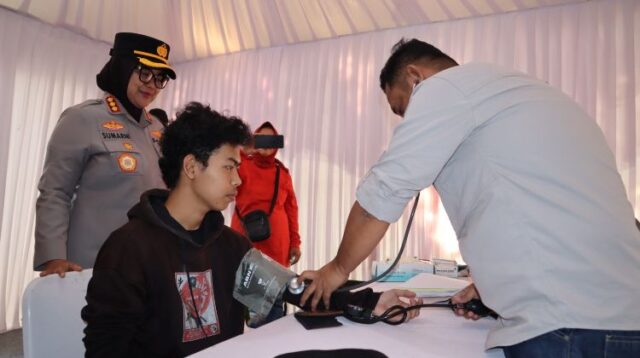 Pelaksana Tugas (Plt) Bupati Bekasi, Asep Surya Atmaja didampingi Kapolres Metro Bekasi, Kombes Sumarni turun langsung melakukan pengecekan kesehatan terhadap salah seorang pemudik di Pos Terpadu Gedung Juang, Tambun Selatan, Kabupaten Bekasi.