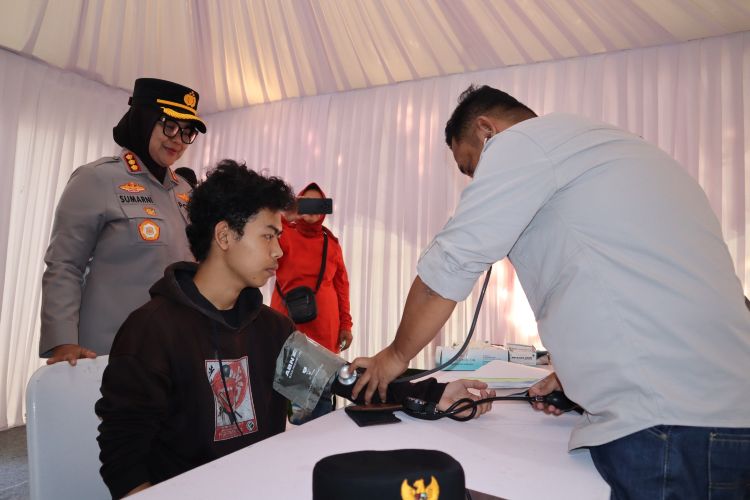 Pelaksana Tugas (Plt) Bupati Bekasi, Asep Surya Atmaja didampingi Kapolres Metro Bekasi, Kombes Sumarni turun langsung melakukan pengecekan kesehatan terhadap salah seorang pemudik di Pos Terpadu Gedung Juang, Tambun Selatan, Kabupaten Bekasi.