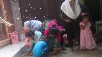 Momen sederhana namun penuh makna seperti tabur koin menjadi salah satu cara unik masyarakat di Cikarang, Kabupaten Bekasi untuk merayakan Idulfitri dengan penuh sukacita