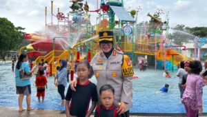 Kapolres Metro Bekasi, Kombes Sumarni saat turun melakukan pemantauan salah satu lokasi wisata air yang ramai dikunjungi saat libur lebaran 2026 di wilayah Kecamatan Tambun Selatan, Kabupaten Bekasi, Senin (23/03).