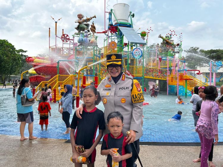 Kapolres Metro Bekasi, Kombes Sumarni saat turun melakukan pemantauan salah satu lokasi wisata air yang ramai dikunjungi saat libur lebaran 2026 di wilayah Kecamatan Tambun Selatan, Kabupaten Bekasi, Senin (23/03).