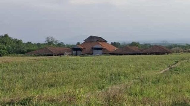 Pabrik batu bata merah (lio) di Kecamatan Cibarusah, Kabupaten Bekasi.