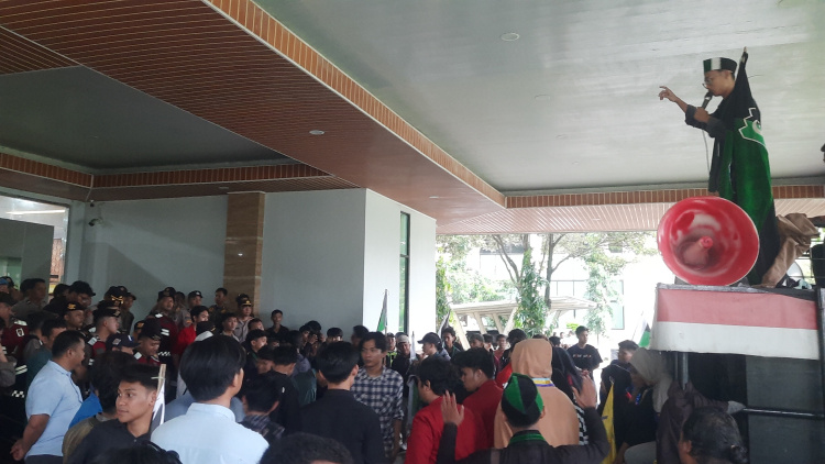 Hingga pukul 17.00 WIB, massa aksi dari aliansi organisasi kemahasiswaan Cipayung Plus masih bertahan di teras Gedung Bupati Bekasi dengan penjagaan ketat dari anggota Satuan Polisi Pamong Praja (Satpol PP) dan aparat kepolisian