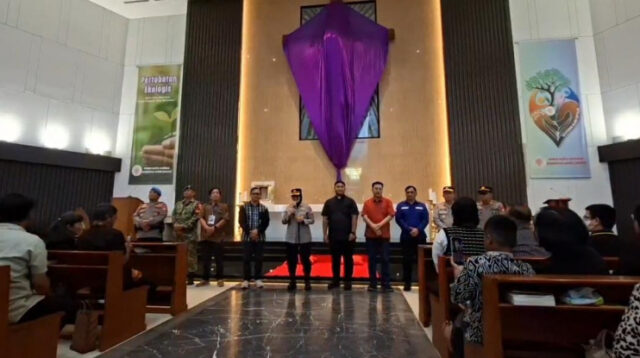 Kapolres Metro Bekasi, Kombes Sumarni saat memberikan pesan kamtibmas kepada jemaat yang menghadiri rangkaian Jumat Agung Trihari Suci Paskah di Gereja Katolik Paroki Ibu Teresa Cikarang, Jum'at (03/04)