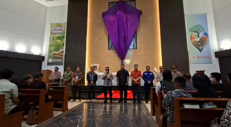 Kapolres Metro Bekasi, Kombes Sumarni saat memberikan pesan kamtibmas kepada jemaat yang menghadiri rangkaian Jumat Agung Trihari Suci Paskah di Gereja Katolik Paroki Ibu Teresa Cikarang, Jum'at (03/04)