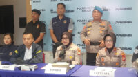 Kapolres Metro Bekasi, Kombes Sumarni saat menggelar konfrensi pers kasus penyiraman air keras terhadap seorang pria berinisial TW (54) di Perumahan Bumi Sani Permai, Kecamatan Tambun Selatan, Kabupaten Bekasi, Jum'at (03/04).