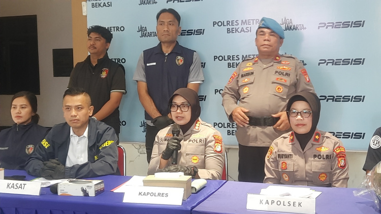 Kapolres Metro Bekasi, Kombes Sumarni saat menggelar konfrensi pers kasus penyiraman air keras terhadap seorang pria berinisial TW (54) di Perumahan Bumi Sani Permai, Kecamatan Tambun Selatan, Kabupaten Bekasi, Jum'at (03/04).
