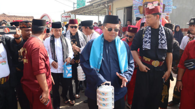 Tradisi nyorog pada gelaran Lebaran Bekasi di Kampung Gabus, Desa Srijaya, Kecamatan Tambun Utara, Kabupaten Bekasi, Minggu (05/04).