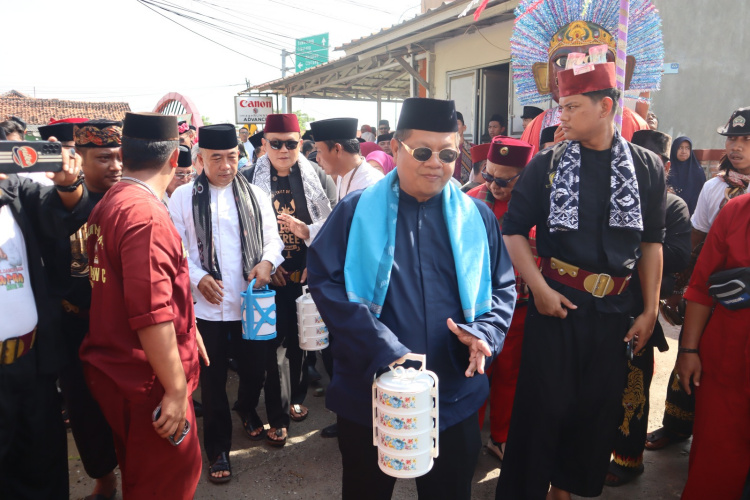 Tradisi nyorog pada gelaran Lebaran Bekasi di Kampung Gabus, Desa Srijaya, Kecamatan Tambun Utara, Kabupaten Bekasi, Minggu (05/04).