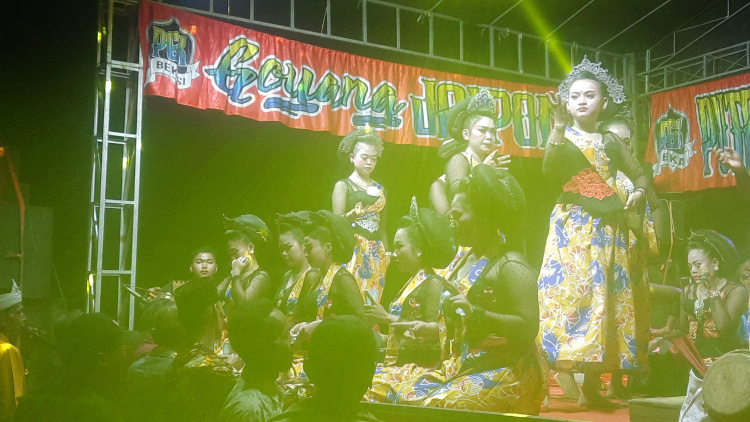 Seni tradisional Jaipong di Situ Leungsir, Desa Jayasampurna, Kecamatan Serang Baru, Kabupaten Bekasi, pada Minggu (05/04).