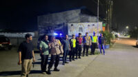 Anggota Polsek Cikarang Pusat saat melaksanakan patroli mobile Harkamtibmas di Jalan Inspeksi Kalimalang, Desa Hegarmukti, Kecamatan Cikarang Pusat, Kabupaten Bekasi, Sabtu (11/04) dinihari.