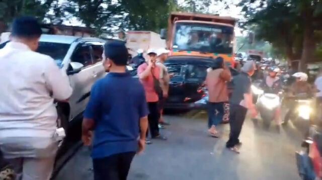 Kecelakaan lalu lintas di Perempatan Legenda Desa Lambangsari, Kecamatan Tambun Selatan. Sebuah truk yang diduga mengalami gangguan sistem pengereman menghantam tujuh kendaraan roda empat dan satu sepeda motor saat melintasi jalan menurun dari arah selatan menuju utara, Senin (13/04).