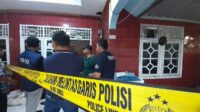 Seorang wanita paruh baya berinisial E (60), yang diketahui berprofesi sebagai pengusaha tenda, ditemukan tewas bersimbah darah di rumahnya di Kampung Utan Salak, Desa Kertamukti, Kecamatan Cibitung, pada Kamis (09/04).