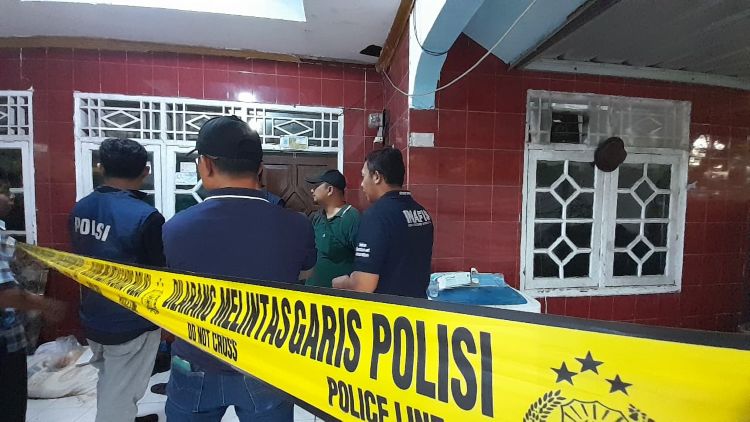 Seorang wanita paruh baya berinisial E (60), yang diketahui berprofesi sebagai pengusaha tenda, ditemukan tewas bersimbah darah di rumahnya di Kampung Utan Salak, Desa Kertamukti, Kecamatan Cibitung, pada Kamis (09/04).