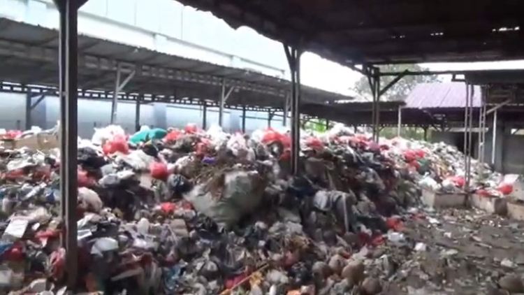 Sampah dibiarkan menggunung di Tempat Pengelolaan Sampah Reduce, Reuse, Recycle (TPS3R) yang berlokasi di Kampung Rawalele, Desa Wanajaya, Kecamatan Cibitung, Kabupaten Bekasi. TPS3R tersebut sebelumnya dibangun melalui program Corporate Social Responsibility (CSR) oleh Hyundai Motor Manufacturing Indonesia (HMMI). 