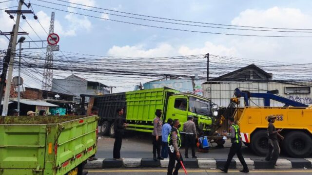 Sebuah truk bermuatan beras dengan nomor polisi BE 9104 CO terperosok di persimpangan Jalan Setiadarma II-Jalan Sultan Hasanuddin, Tambun Selatan, Kabupaten Bekasi, Senin (06/04) pagi.